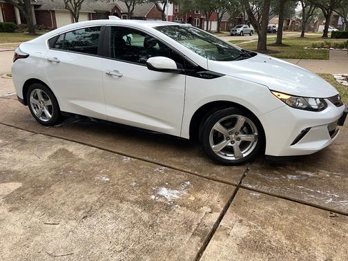 White 2018 Chevrolet Volt LT