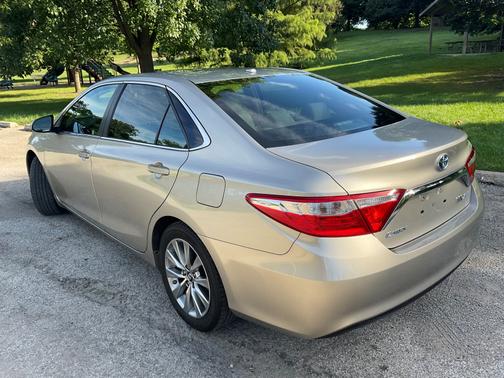 Photo 3 of 30 of 2016 Toyota Camry Hybrid XLE