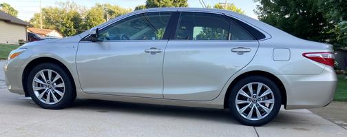 Photo 1 of 30 of 2016 Toyota Camry Hybrid XLE
