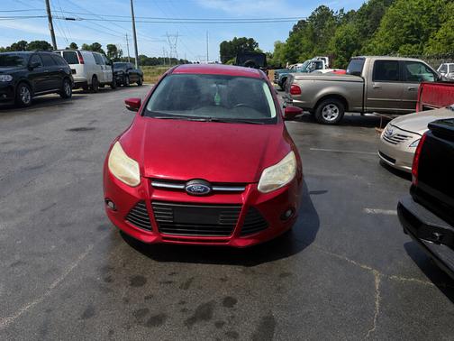 Red 2013 Ford Focus SE