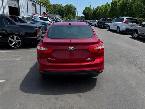 Red 2013 Ford Focus SE