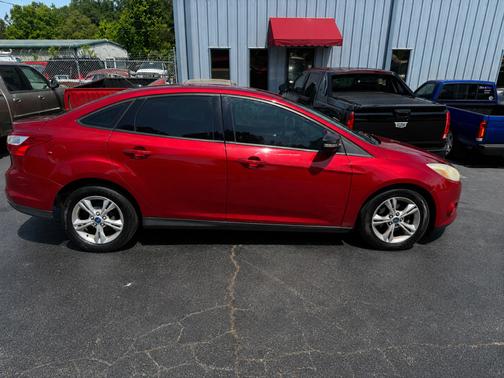 Red 2013 Ford Focus SE