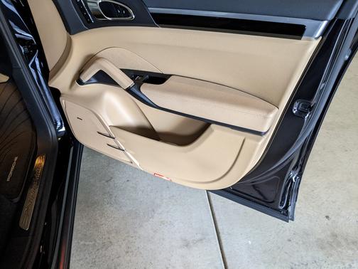 2014 Porsche Cayenne Cayenne Platinum Edition