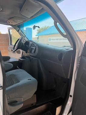 White 2005 Ford E350 Super Duty XLT Extended Wagon