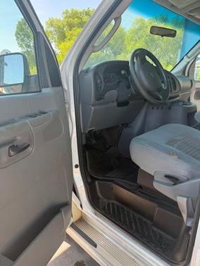 White 2005 Ford E350 Super Duty XLT Extended Wagon