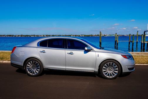 2016 Lincoln MKS Base