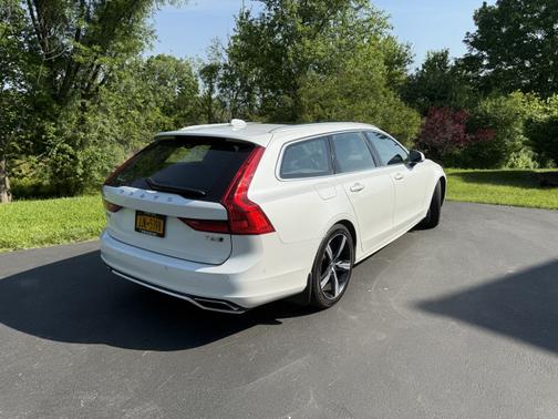 2019 Volvo V90 T6 R-Design