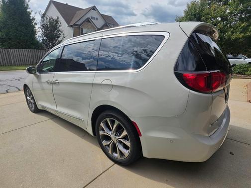 White 2020 Chrysler Pacifica Limited