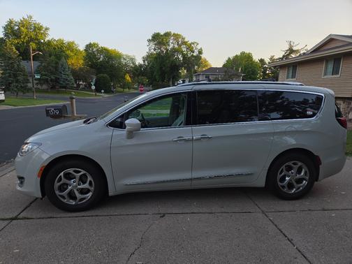 White 2019 Chrysler Pacifica Touring-L Plus