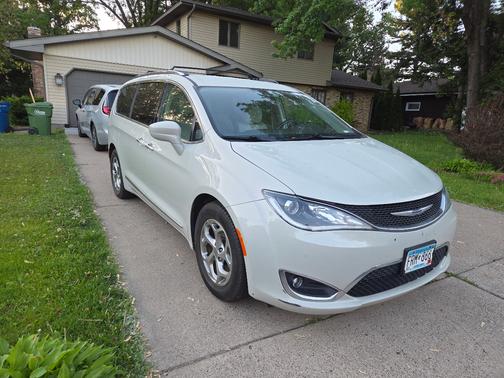 White 2019 Chrysler Pacifica Touring-L Plus