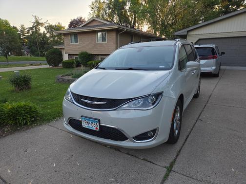 White 2019 Chrysler Pacifica Touring-L Plus