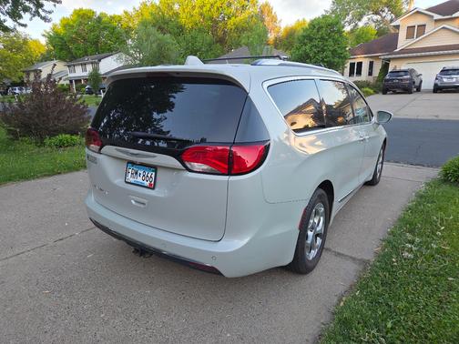 White 2019 Chrysler Pacifica Touring-L Plus