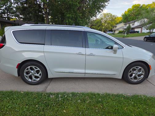 White 2019 Chrysler Pacifica Touring-L Plus