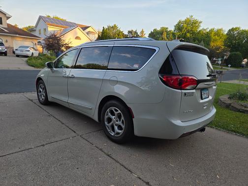 White 2019 Chrysler Pacifica Touring-L Plus