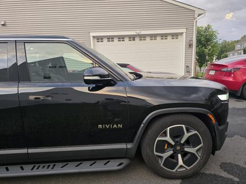 2023 Rivian R1S Adventure Quad-Motor Large Package