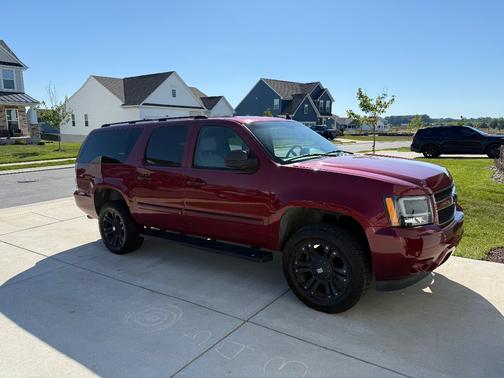 Red 2007 Chevrolet Suburban 2500 LT