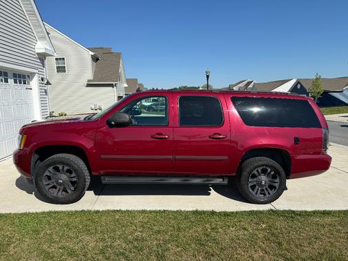Red 2007 Chevrolet Suburban 2500 LT