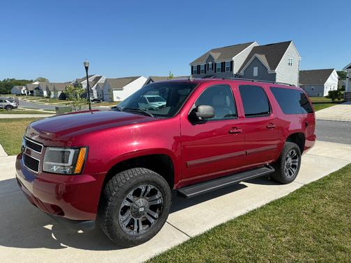 Red 2007 Chevrolet Suburban 2500 LT