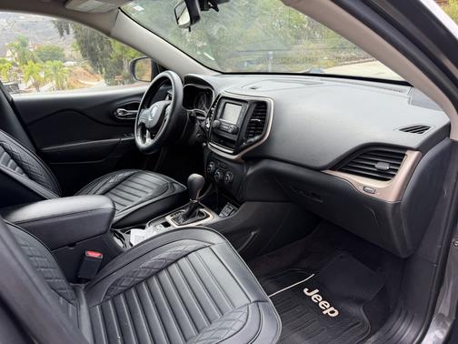 Gray 2016 Jeep Cherokee Altitude