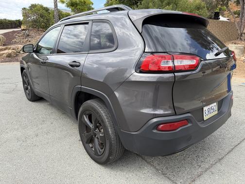 Gray 2016 Jeep Cherokee Altitude