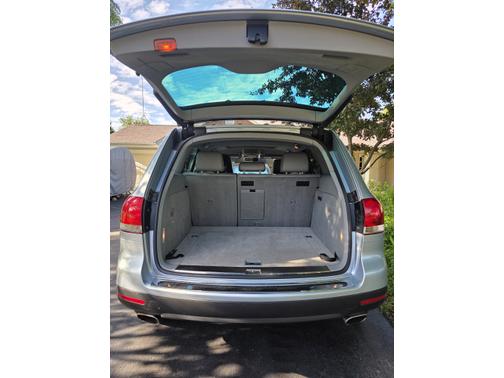 Gray 2004 Volkswagen Touareg V8