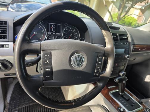 Gray 2004 Volkswagen Touareg V8