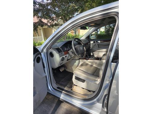 Gray 2004 Volkswagen Touareg V8