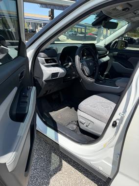 White 2022 Toyota Highlander Hybrid LE