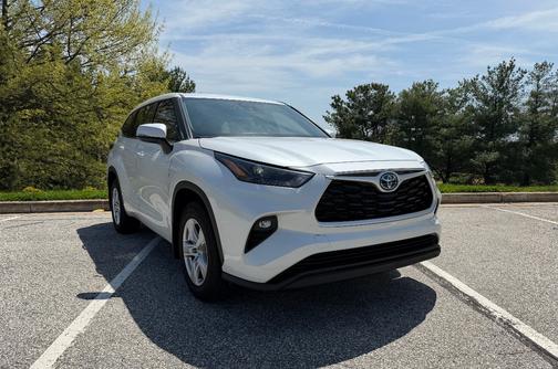 White 2022 Toyota Highlander Hybrid LE