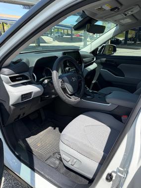 White 2022 Toyota Highlander Hybrid LE