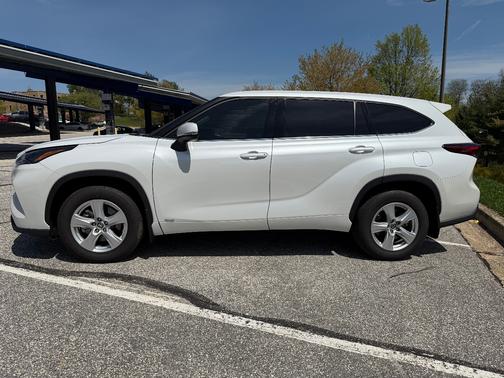 White 2022 Toyota Highlander Hybrid LE
