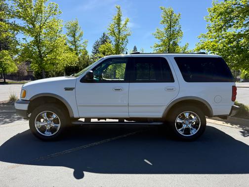 White 2000 Ford Expedition XLT 4WD