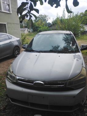 Gray 2009 Ford Focus SEL