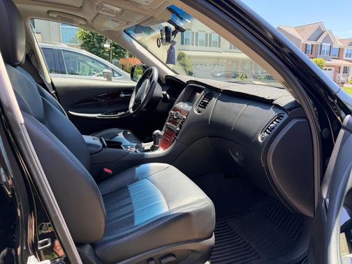 Black 2017 INFINITI QX50 Base