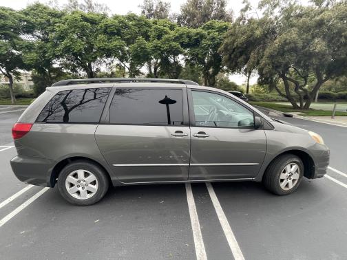 2004 Toyota Sienna LE