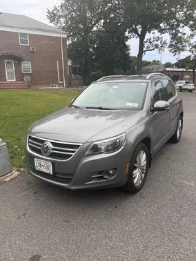 Gray 2011 Volkswagen Tiguan SE