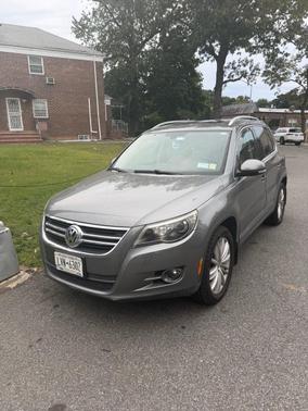 Gray 2011 Volkswagen Tiguan SE