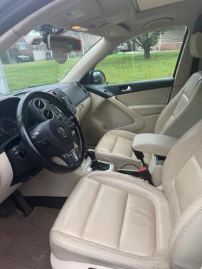Gray 2011 Volkswagen Tiguan SE