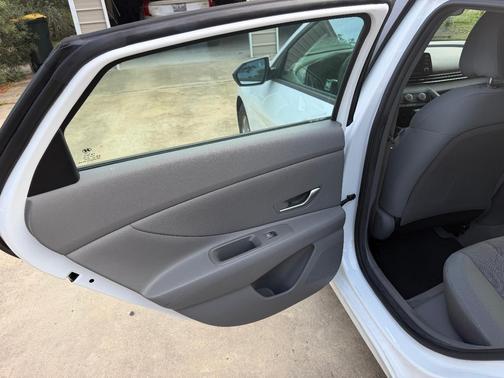 White 2021 Hyundai ELANTRA SE