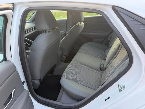 White 2021 Hyundai ELANTRA SE