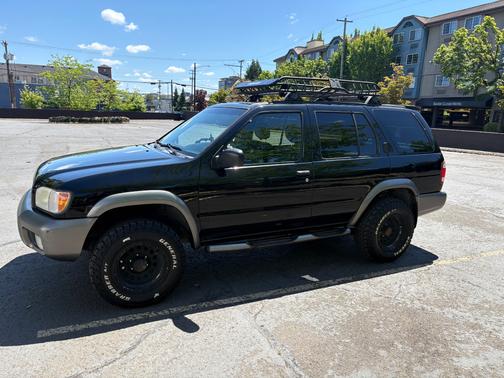 Black 2001 Nissan Pathfinder SE 4WD