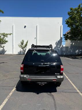 Black 2001 Nissan Pathfinder SE 4WD
