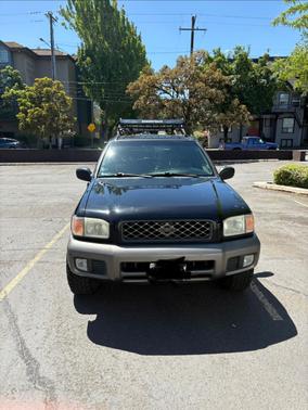 Black 2001 Nissan Pathfinder SE 4WD