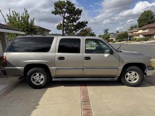 Beige 2002 Chevrolet Suburban 1500 LS