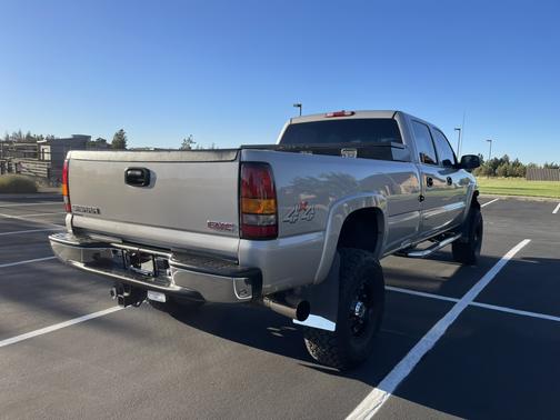 2004 GMC Sierra 2500 SLE H/D Crew Cab