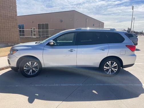 Silver 2019 Nissan Pathfinder SV