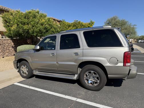2002 Cadillac Escalade Base