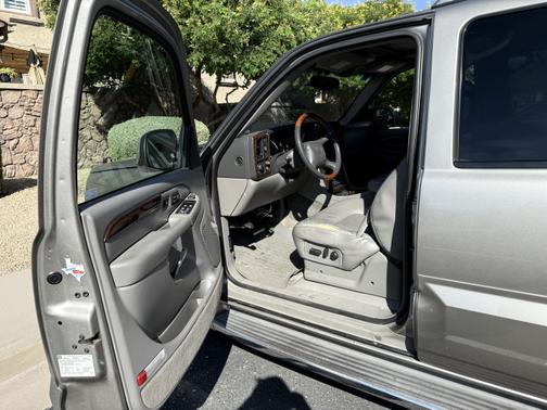 2002 Cadillac Escalade Base