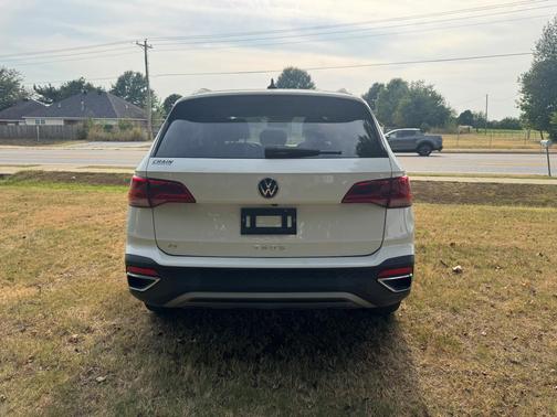 White 2022 Volkswagen Taos 1.5T SE