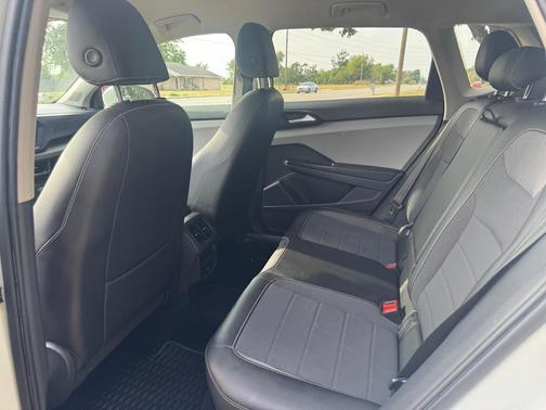 White 2022 Volkswagen Taos 1.5T SE